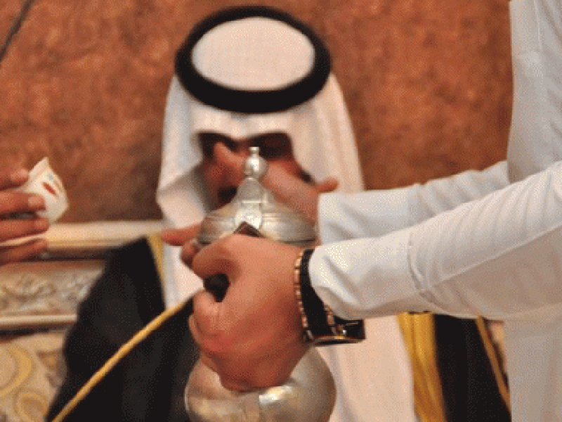 اضغط لمشاهدة الفيديو: عريس سعودي يذهل الحاضرين بصوته الجميل